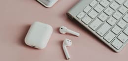 airpods 1 en fondo rosa