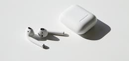 airpods y estuche blanco