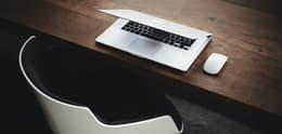 macbook barato en un escritorio de madera