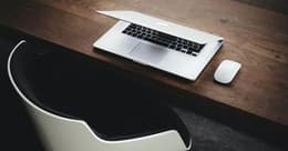 macbook barato en un escritorio de madera