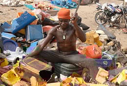 Dentro de Agbogbloshie, el gran basurero electrónico de Ghana