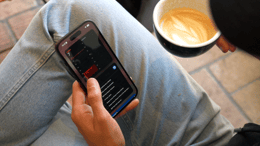 iPhone 15 y café