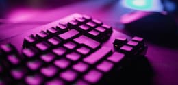 teclado con luz rosa