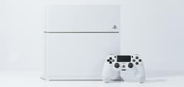 PlayStation 4 y mando en color blanco