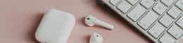 airpods 1 en fondo rosa