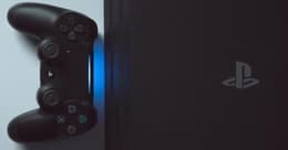 PS4 con mando inalámbrico de color negro