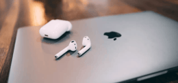 AirPods con MacBook gris