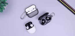 kwmobile Funda Auriculares Compatible con Apple AirPods Estuche Protector Duro de Aluminio en Plata/Negro 