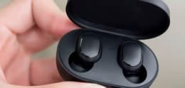 Presunción inquilino Bandido AirPods de Apple vs Airdots de Xiaomi: ¿Qué auriculares Bluetooth elegir? |  Back Market