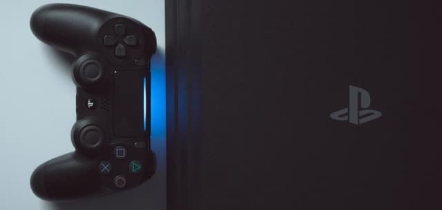 PS4 con mando inalámbrico de color negro